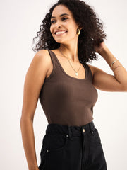 بلوزة نسائية بنية اللون بدون أكمام ورقبة مربعة