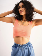 ساسافراس - توب نسائي قصير بياقة مربعة مضلعة بلون الخوخ