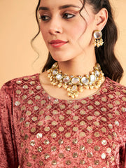 شاي من ساسافراس - قميص نسائي وردي مخملي مطرز من الأمام بتصميم مستقيم مع بنطال