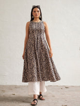 Dark Grey Floral Embroidered Sleeveless Kurta Shae by SASSAFRAS