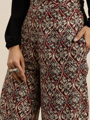 بنطال بني شوكولاتة مزين بنقوش زهرية وأساور