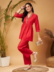 Shae by SASSAFRAS - بلوزة نسائية حمراء مطرزة ومكشكشة مع بنطلونات واسعة