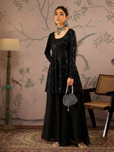 بلوزة نسائية سوداء مزينة بالترتر بتصميم بيبلوم مع بنطال واسع