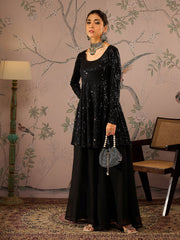 بلوزة نسائية سوداء مزينة بالترتر بتصميم بيبلوم مع بنطال واسع