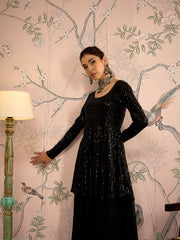 بلوزة نسائية سوداء مزينة بالترتر بتصميم بيبلوم مع بنطال واسع