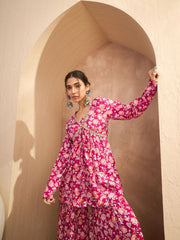 بلوزة نسائية حمراء مزهرة من قماش الكامبريك بتصميم بيبلوم مع بنطال شارارا