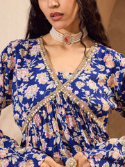 بلوزة نسائية زرقاء من قماش الكامبريك المزهر بتصميم بيبلوم مع بنطال شارارا