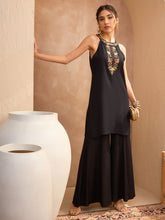 قميص نسائي أسود مطرز بياقة هالتر مع بنطال بالازو