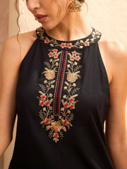 قميص نسائي أسود مطرز بياقة هالتر مع بنطال بالازو