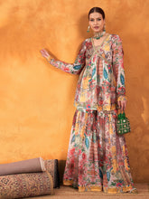 بلوزة نسائية بيضاء متعددة الأزهار بتصميم بيبلوم مع بنطال شارارا