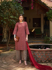 شاي من ساسافراس - قميص نسائي مستقيم بلون عنابي مزين بالزهور مع بنطال وشال