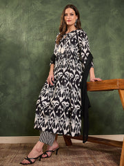 طقم كورتة نسائية سوداء من قماش إيكات دوري مكشكش مع شال