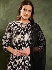 طقم كورتة نسائية سوداء من قماش إيكات دوري مكشكش مع شال