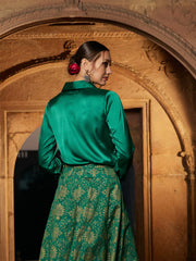 قميص نسائي عادي من الساتان باللون الأخضر من Shae by SASSAFRAS