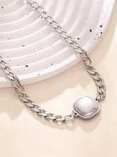 قلادة بيرلا ذات السلسلة المسطحة باللون الفضي المعدني