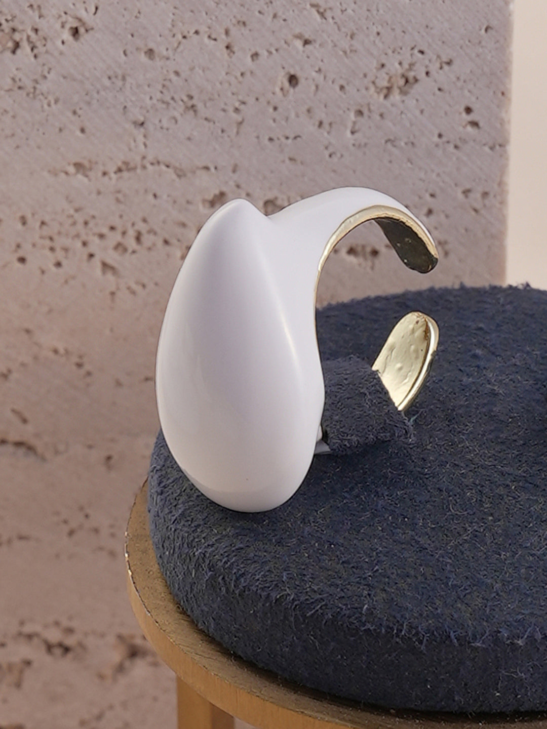 The Teardrop Finger Ring Daisy WhiteSOHIRG6104