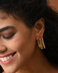 أقراط مصممة مطلية بالذهب