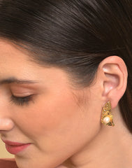 قرط على شكل فراشة مطلي بالذهب