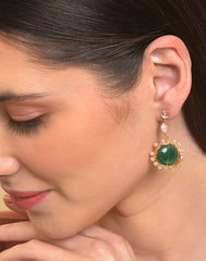 قرط أذن مطلي بالذهب مرصع باللؤلؤ