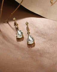 قرط أذن مطلي بالذهب بتصميم حجري