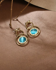 قرط أذن مطلي بالذهب بتصميم حجري