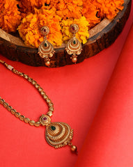 مجموعة قلادات مصممة من الأحجار المطلية بالذهب