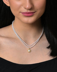 قلادة من اللؤلؤ المطلي بالذهب