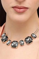 قلادة حفلات مصممة من حجر مطلي بالذهب