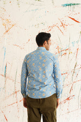 قميص قطني مطبوع بياقة عريضة وقصة كاجوال منحنية