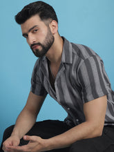 قميص قطني مطبوع بأكمام نصفية للرجال