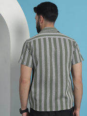 قميص قطني مطبوع بأكمام نصفية للرجال