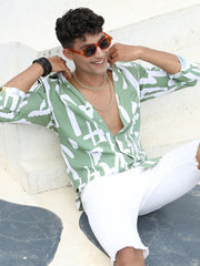 قميص بطبعة تجريدية