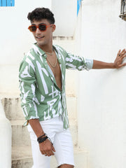 قميص بطبعة تجريدية