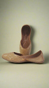 Dastkaari - women's golden jutti