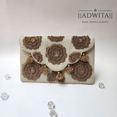 أدويتا - حقيبة قلابة ذهبية مزينة بالزهور