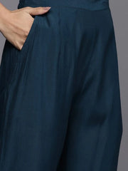 فارانجا - طقم نسائي من الكورتا المطرزة باللون الأزرق المخضر بنقوش عرقية، مع بنطال وشال.