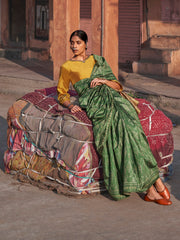 ساري نسائي أخضر مطبوع من مزيج الحرير مع قطعة بلوزة