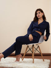 طقم بليزر قصير نسائي باللون الكحلي