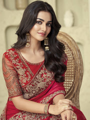 ساري نسائي من قماش الجورجيت الوردي مزين بتطريزات، مع قطعة بلوزة.