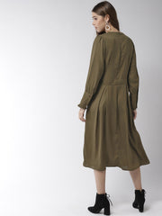 فستان ميدي نسائي بلون الزيتوني مصنوع من البوليستر بلون الطحلب، مزين بثنيات وكسرات.