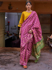 ساري نسائي بتصميم مطبوع باللون الأرجواني مصنوع من مزيج الحرير، مع قطعة بلوزة.