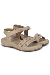 صندل أنيق وعصري بكعب دائري وحلقة للكاحل، بارتفاع بوصة واحدة، ونعل مسطح.