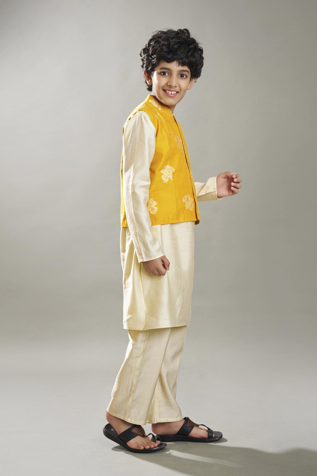 Boys off white kurta pajama with a jacquard booti jacket