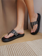 أحذية مسطحة مفتوحة من الأمام سهلة الارتداء، مناسبة للإطلالات الكاجوال