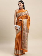 ساري نسائي من حرير الخادي مطبوع بلون الخردل، مستوحى من إطلالات المشاهير، مع قطعة بلوزة.