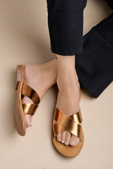 شوتوبيا - حذاء مسطح نحاسي مزين بحزام متقاطع للنساء