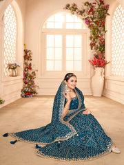 ساري نسائي من حرير فيتشيترا الأزرق مزين بتطريزات، مع قطعة بلوزة.