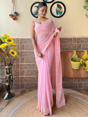 ساري نسائي من قماش الجورجيت الوردي مزين بتطريزات، مع قطعة بلوزة.