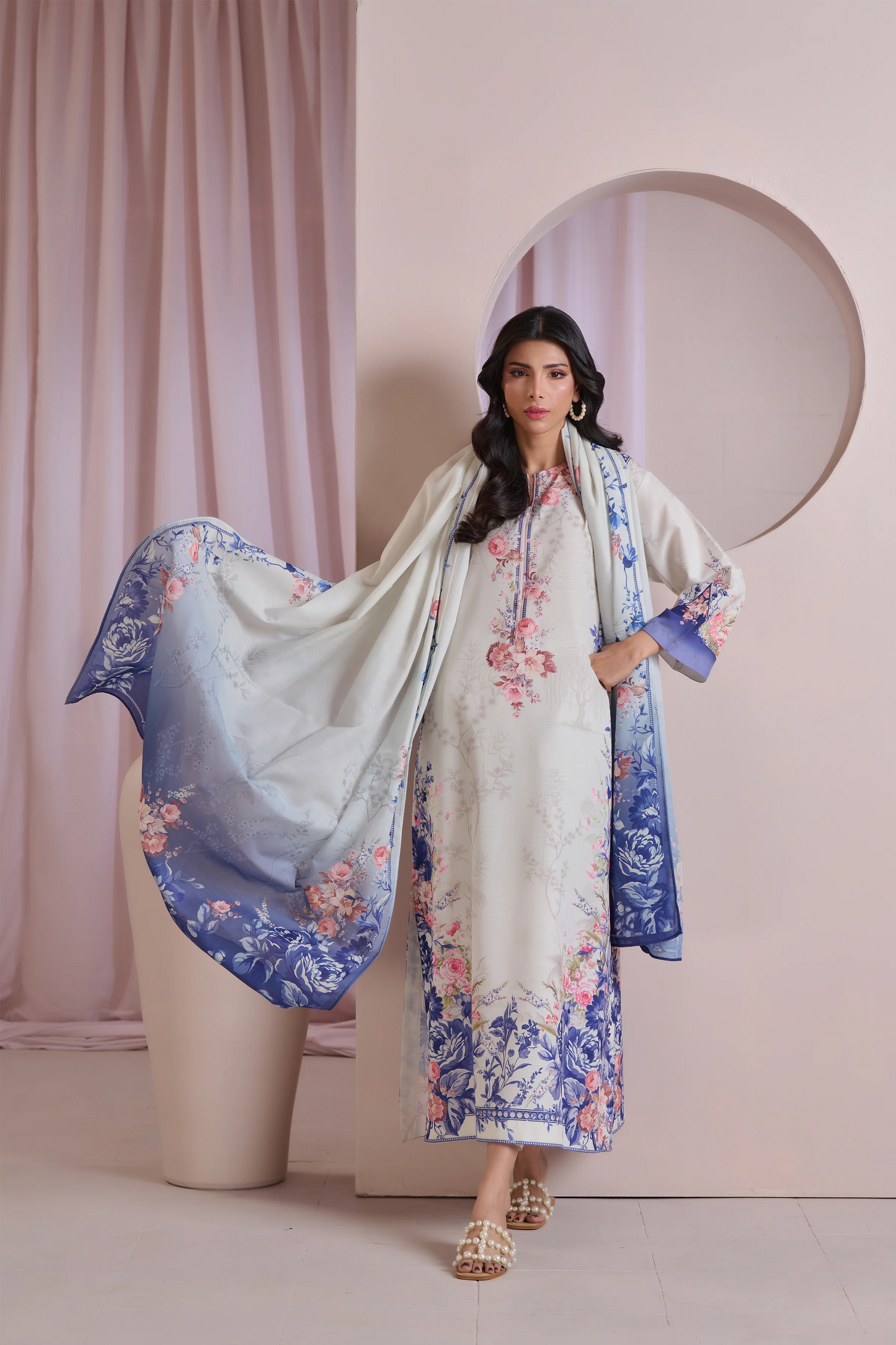 طقم نسائي إسلامي من قماش اللان الزهري باللونين النعناعي والأزرق مع شال (دوباتا)