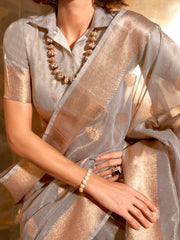 ساري نسائي رمادي اللون بتصميم منسوج من قماش التشو، مع قطعة بلوزة